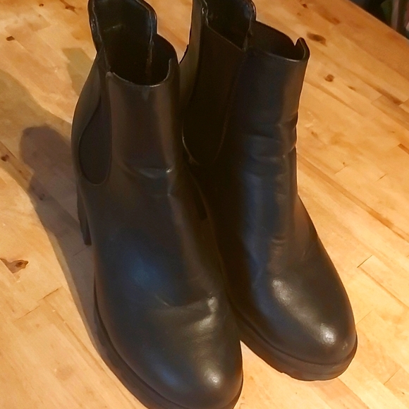 NEW LOOK Black Combat Boots/ Platform/ Sz 7/ Womens/ Pullon/ Grip/ Mint Conditio - Picture 1 of 7